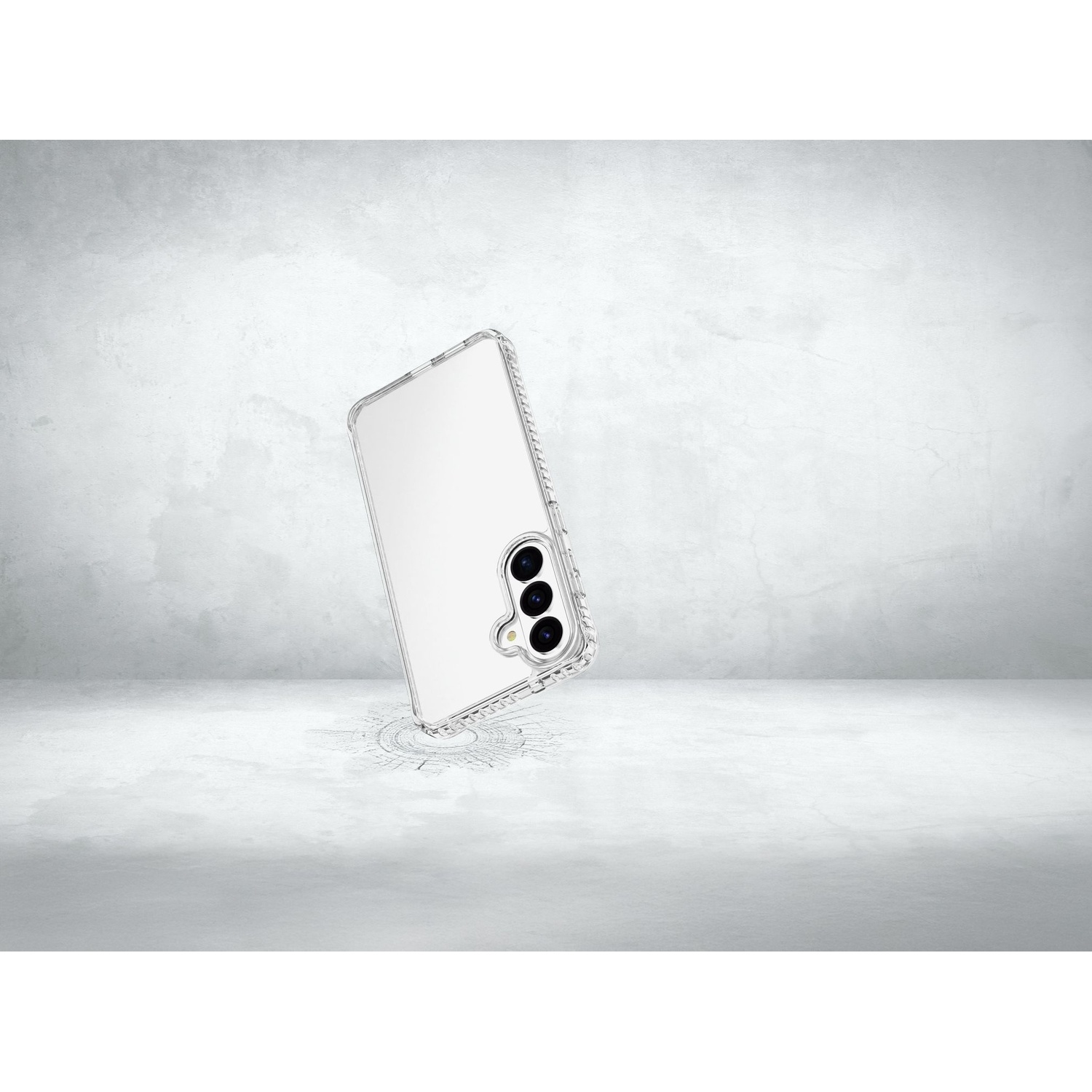Una custodia trasparente per telefono con tre fotocamere, fluttuante su una superficie grigia.