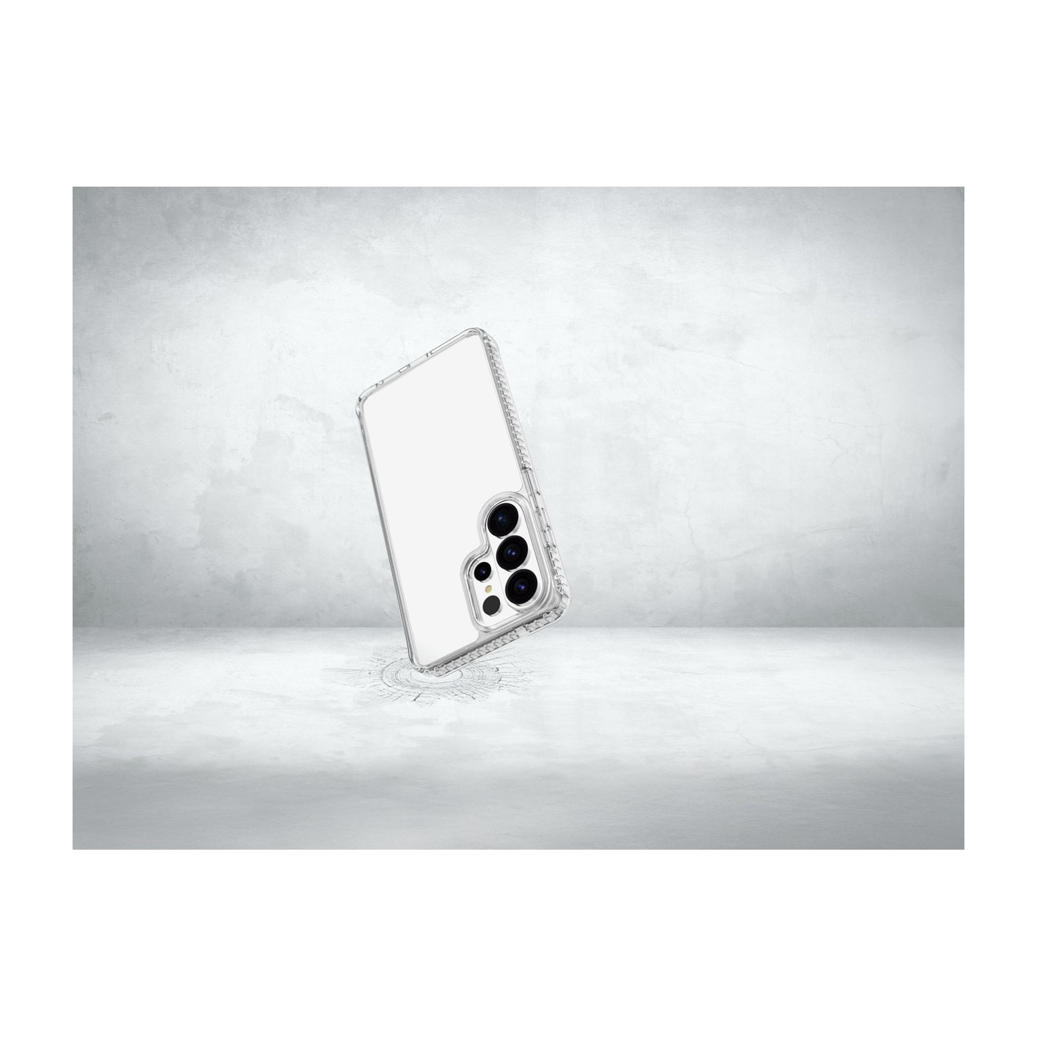 Una cover trasparente per telefono su una superficie simile al cemento.