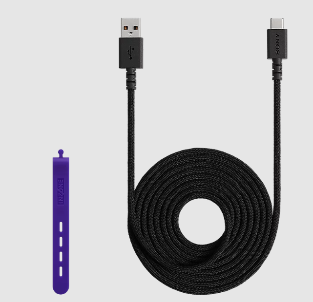 Schwarzes USB-C-Kabel mit USB-A-Anschluss und lila Kabelbinder.