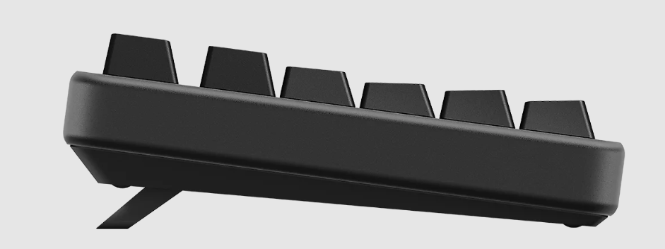 Eine schwarze Tastatur mit ausklappbarem Ständer im Seitenprofil.