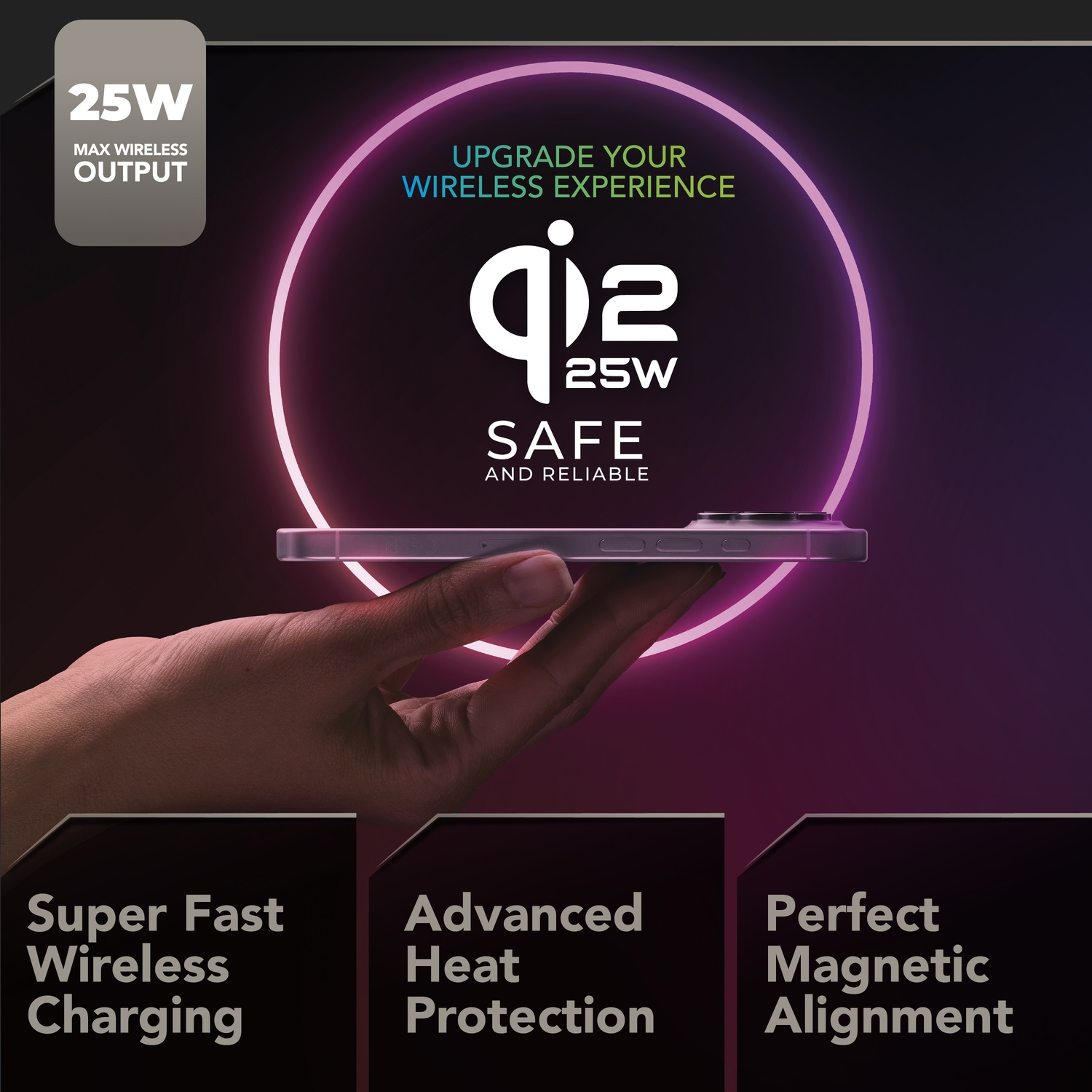Mano che tiene uno smartphone su un pad di ricarica wireless con logo Qi2.