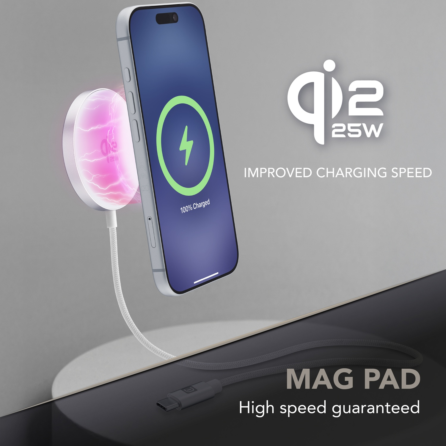 Uno smartphone argentato si ricarica wireless su un Mag Pad Qi2 25W.