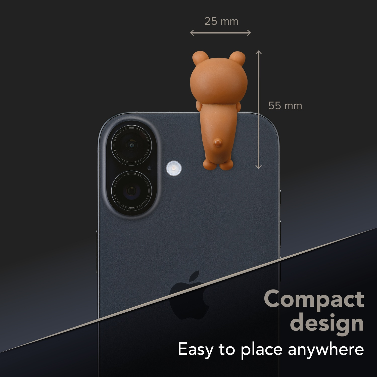 Un ciondolo a forma di orso marrone è attaccato al retro di un telefono scuro. Dimensioni mostrate.