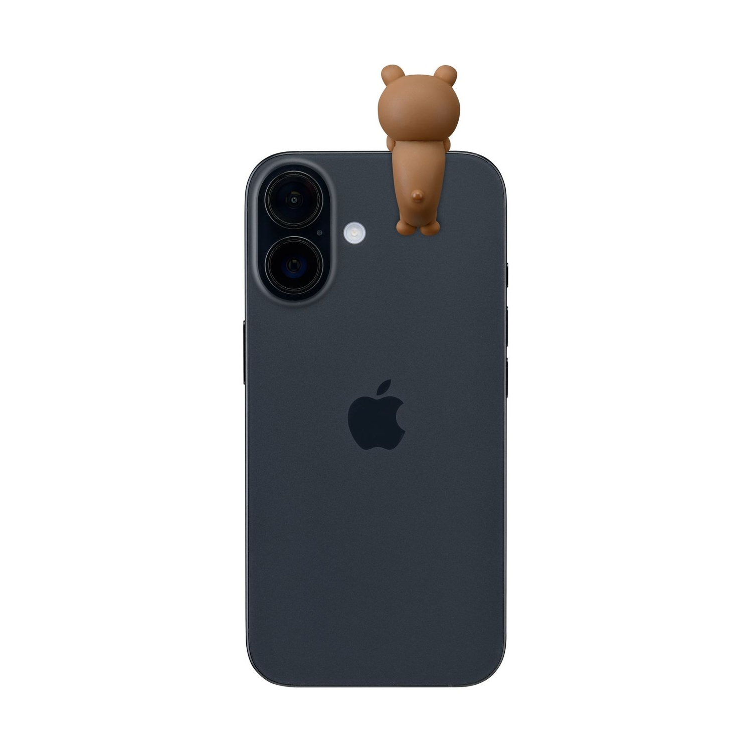 Un ciondolo a forma di orso marrone siede su un iPhone scuro.