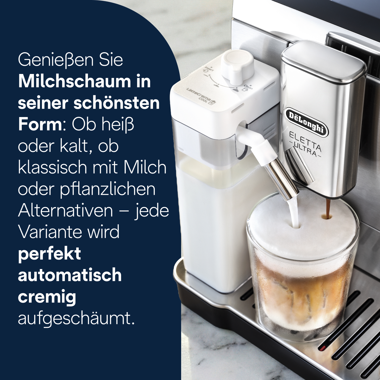 Kaffeemaschine schäumt Milch in ein Glas mit Kaffee und Milchschaum.