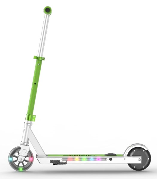Biała hulajnoga z zieloną kierownicą i kolorowymi światłami na kołach.