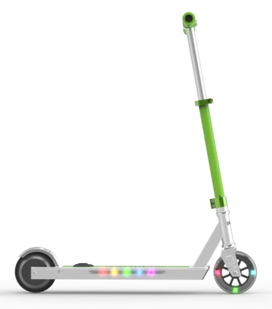 Srebrna hulajnoga z zieloną kierownicą i podświetlanym podestem.