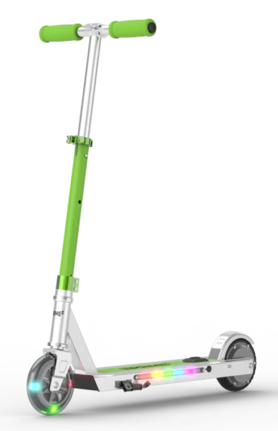 Srebrna hulajnoga z jaskrawozielonymi uchwytami i świecącymi kołami.