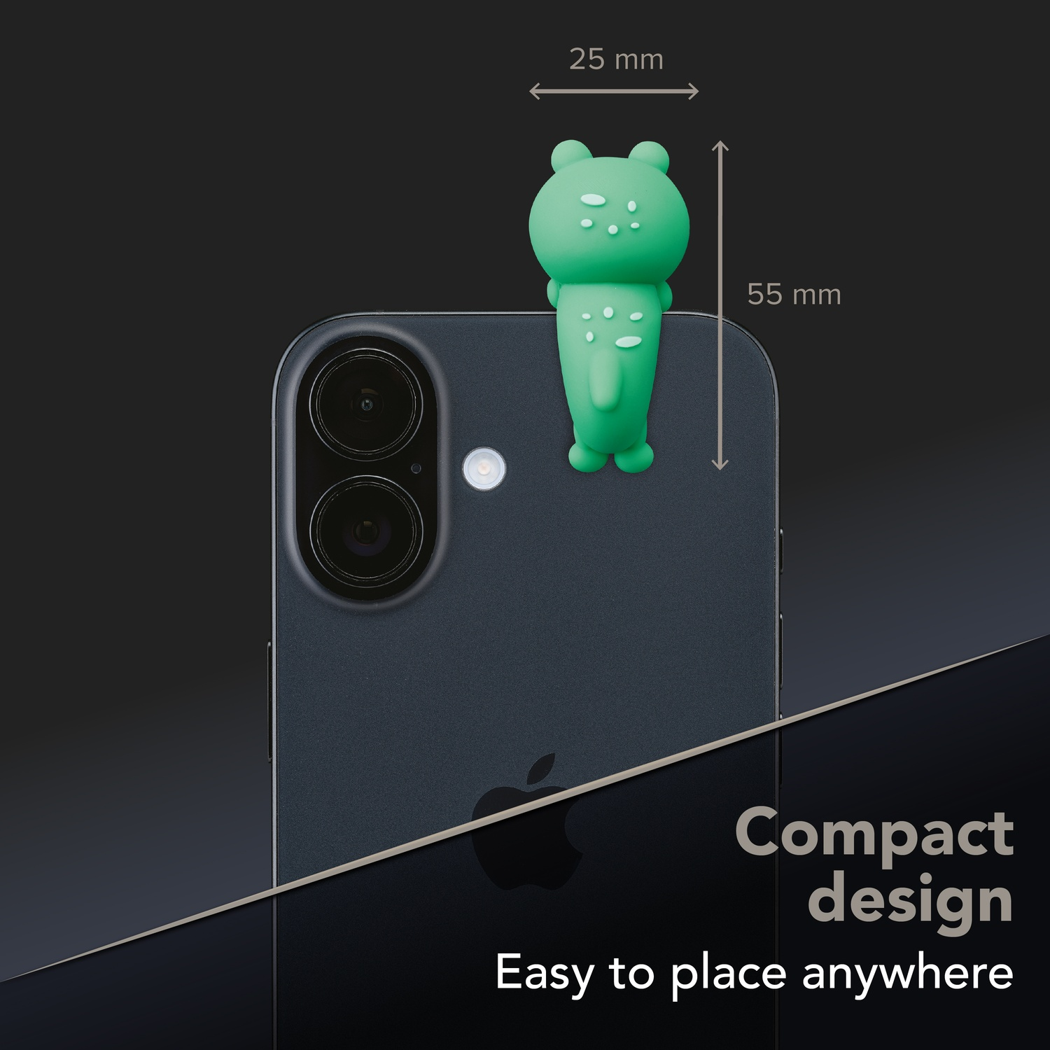 Accessorio personaggio cartone animato verde su telefono scuro. Dimensioni.