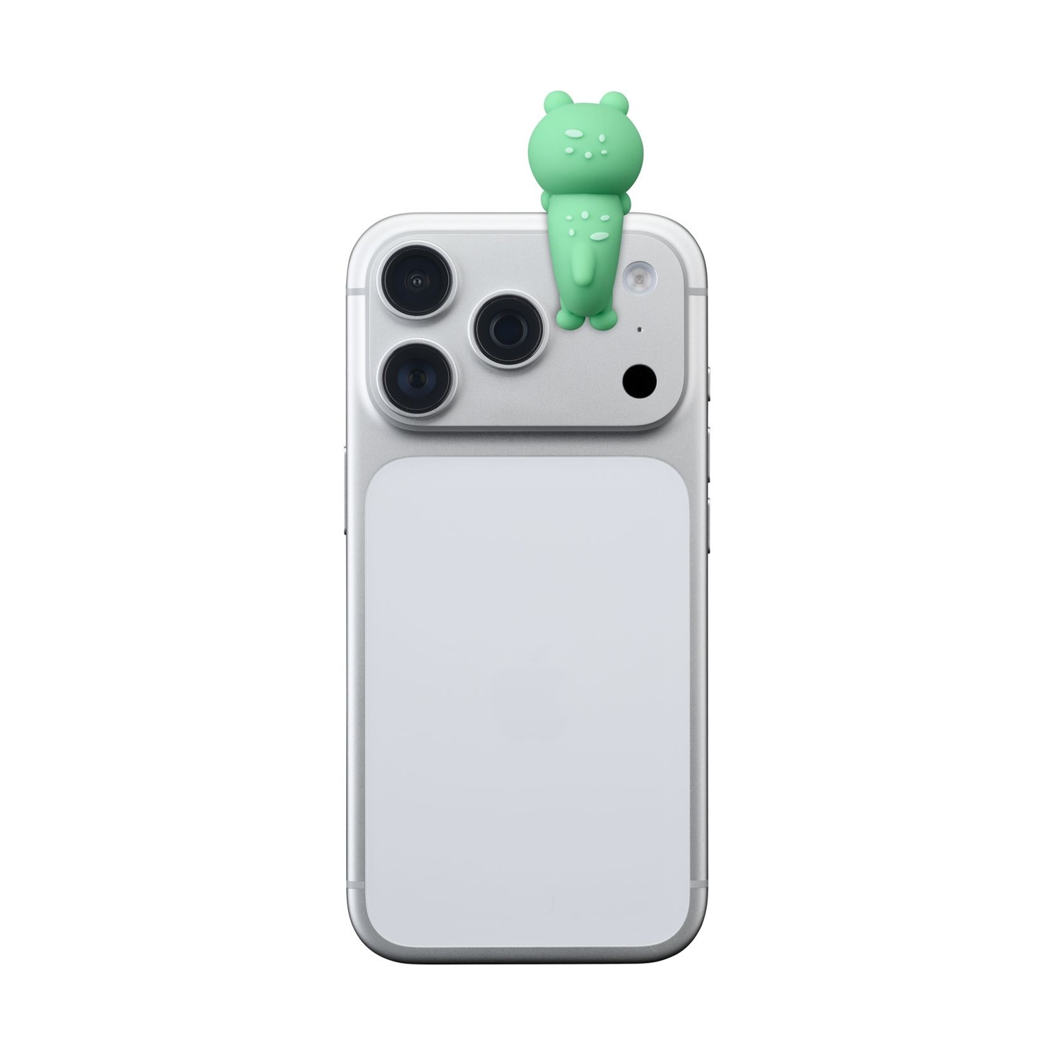 Una simpatica rana verde siede sul retro di un iPhone bianco.