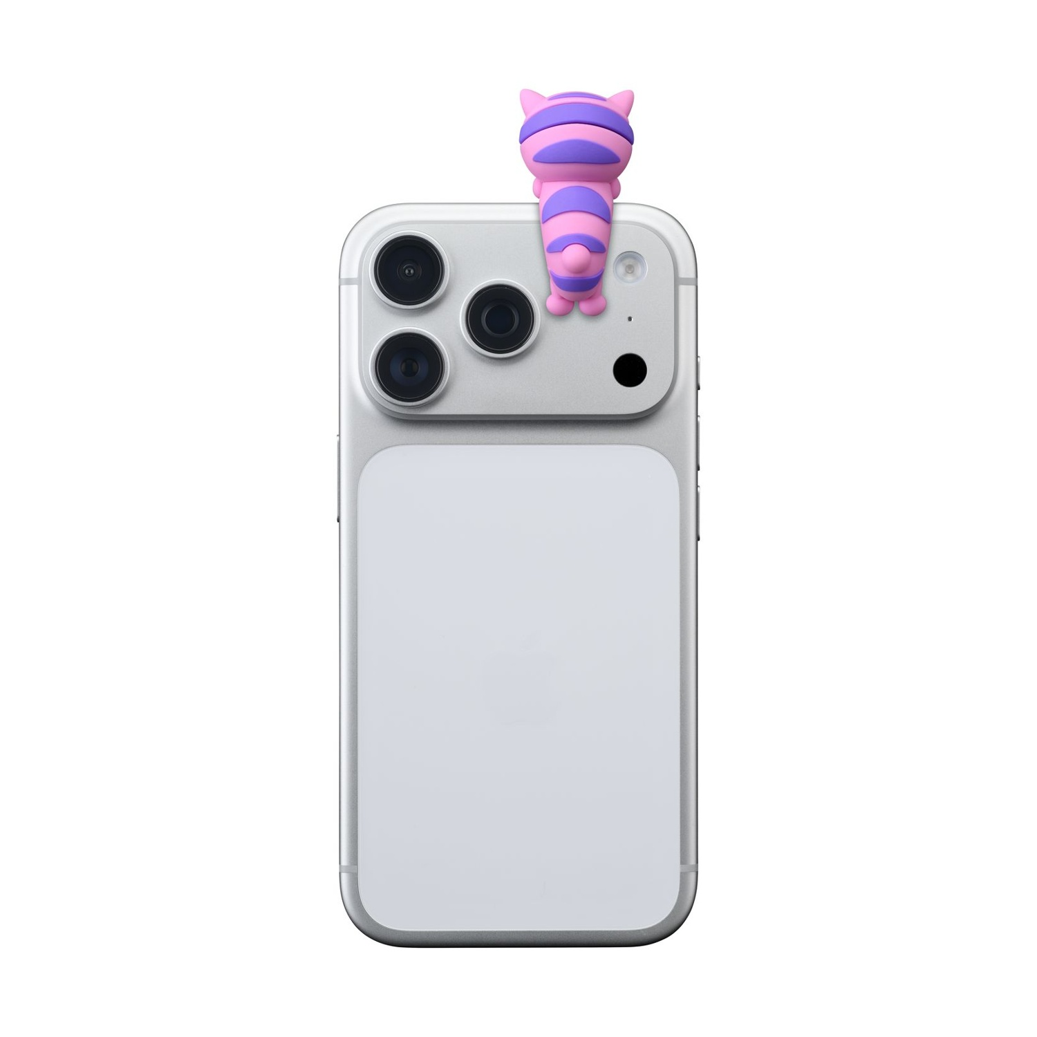 Un ciondolo a forma di gatto a strisce rosa e viola è seduto sul retro di uno smartphone argentato.