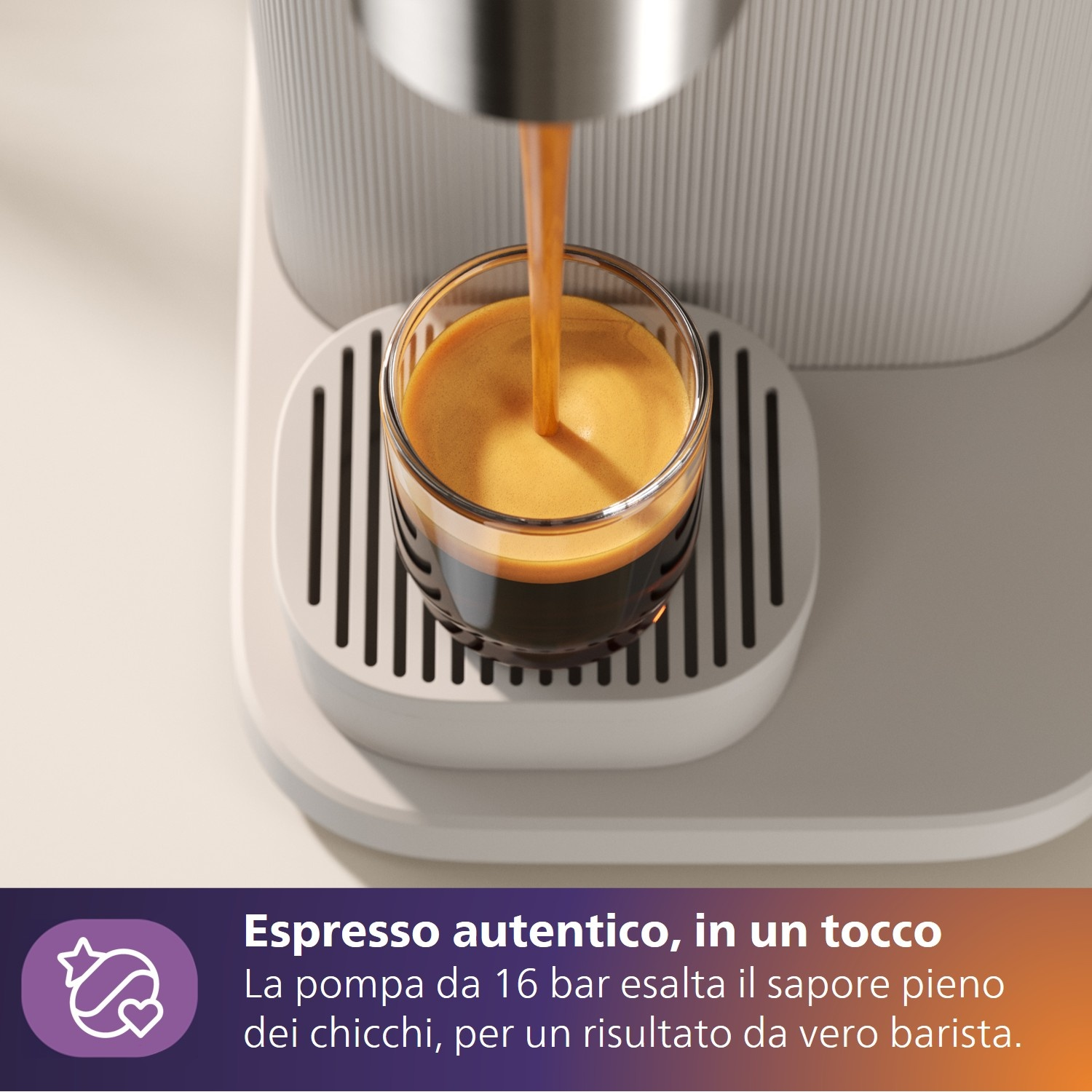 L'espresso fluisce in un bicchiere tenuto da una macchina del caffè.