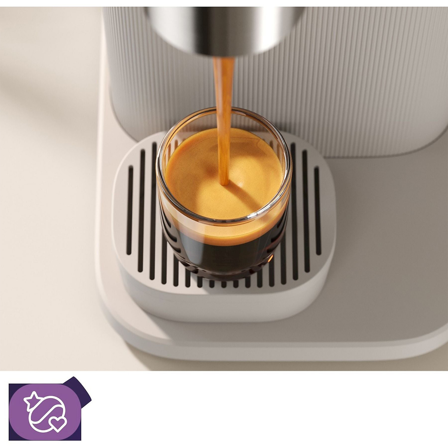L'espresso viene versato in un bicchiere su una macchina da caffè.