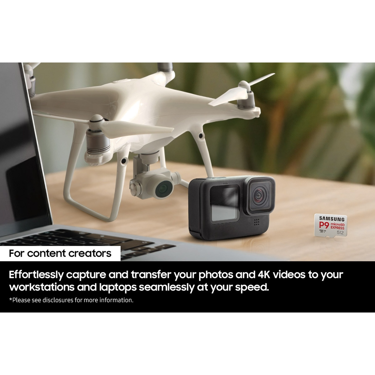 Drone, fotocamera, laptop e memory card su tavolo in legno.