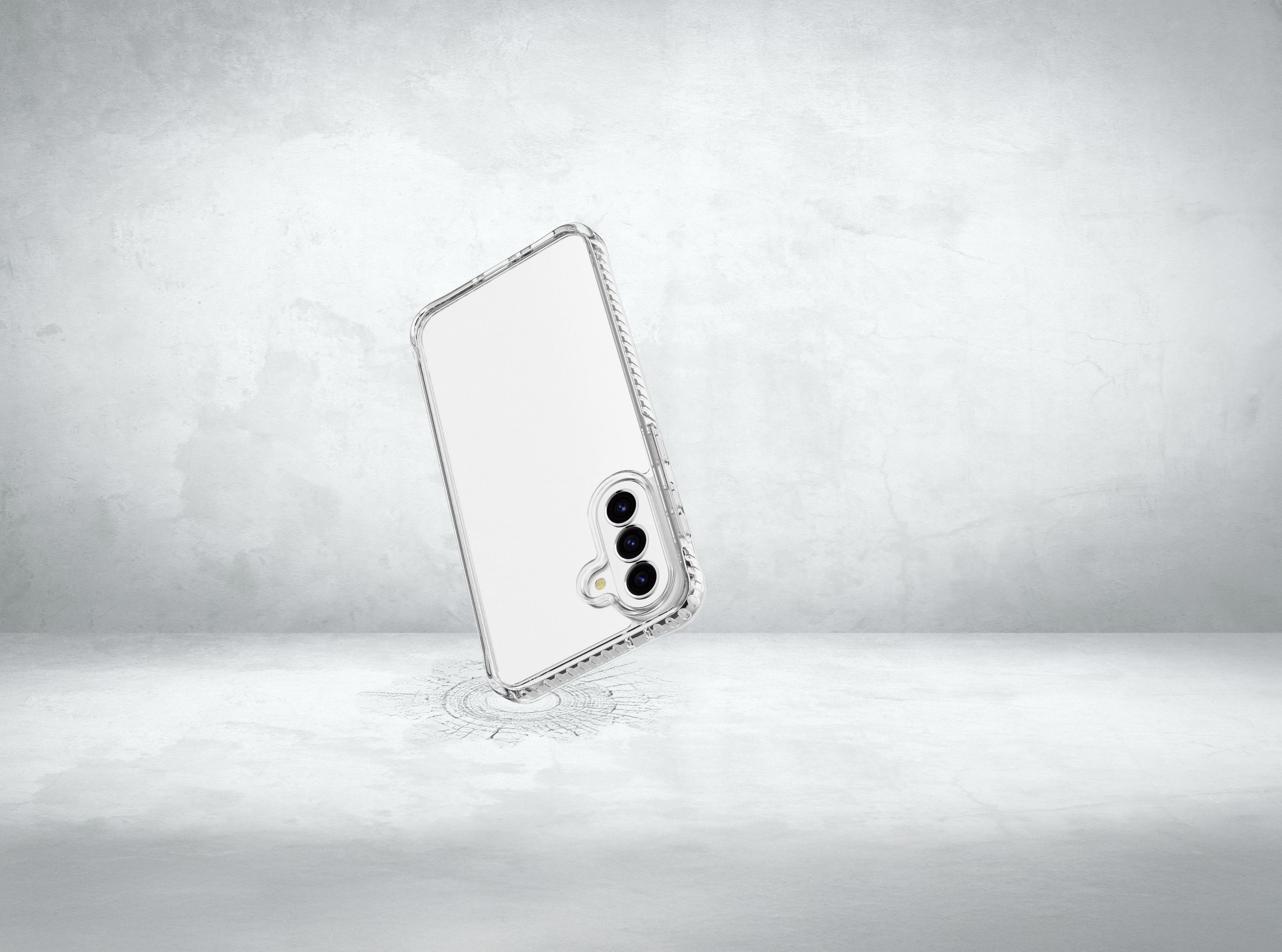 Üç kameralı şeffaf telefon kılıfı beyaz arka plan üzerinde.