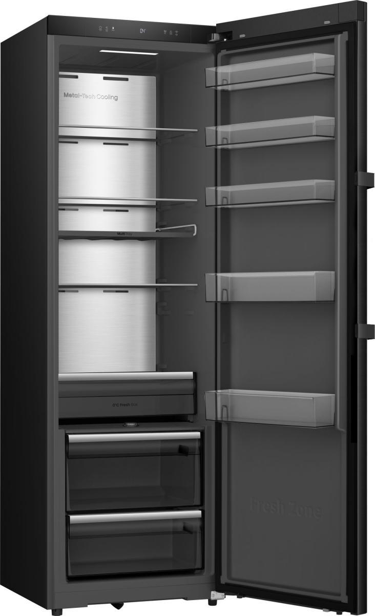 Offener schwarzer Kühlschrank mit Regalen und Schubladen im Inneren.