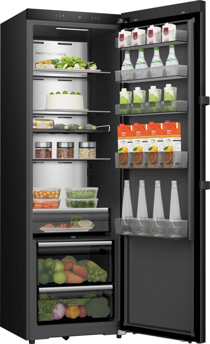 Ein offener Kühlschrank mit Lebensmitteln wie Obst, Gemüse, Kuchen und Getränken.