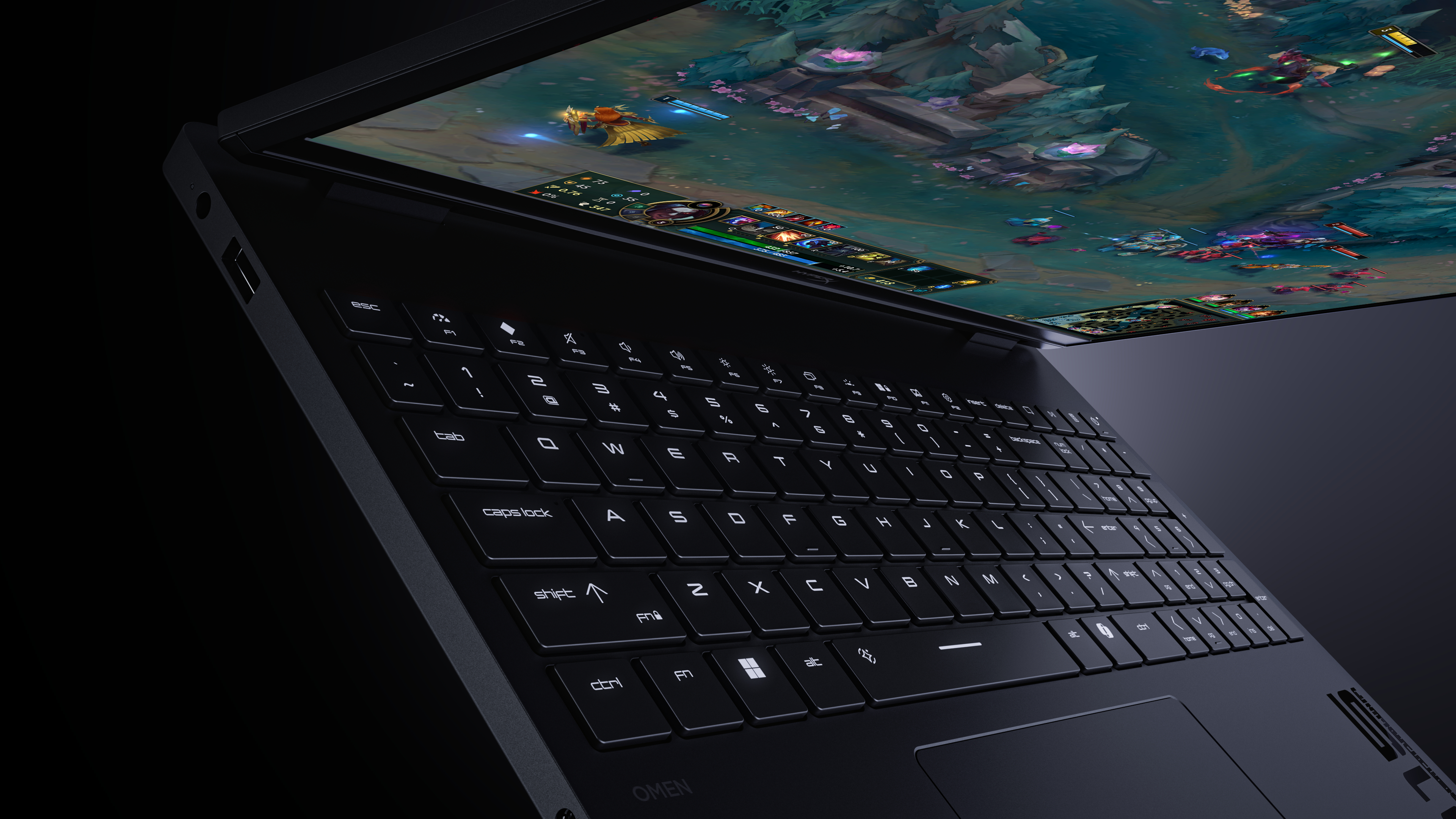 Schwarzer Laptop mit beleuchteter Tastatur, zeigt ein Online-Spiel auf dem Bildschirm.