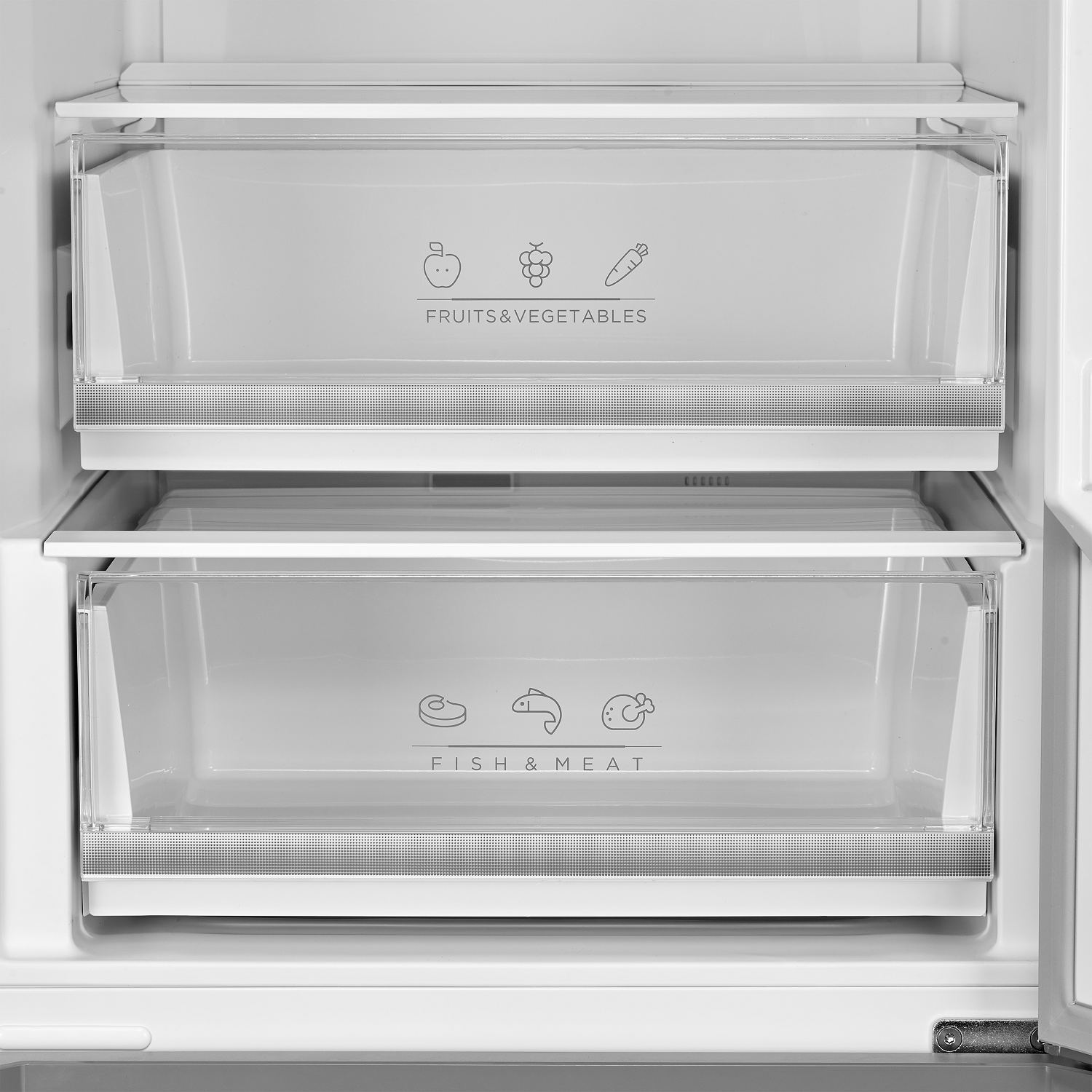 Zwei durchsichtige Schubladen im Kühlschrank, eine für Obst und Gemüse, die andere für Fisch und Fleisch.