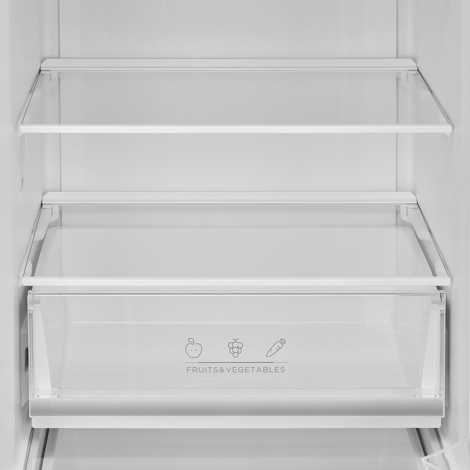 Ein leerer Kühlschrank mit zwei Glasböden und einer Gemüseschublade.