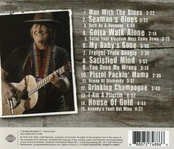 Willie Nelson spielt Gitarre, trägt einen Hut und eine Halskette. Trackliste daneben.