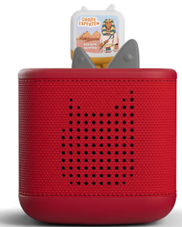 Rote Box mit Katzengesicht, darauf eine Kappe mit Pharao und Pyramiden.