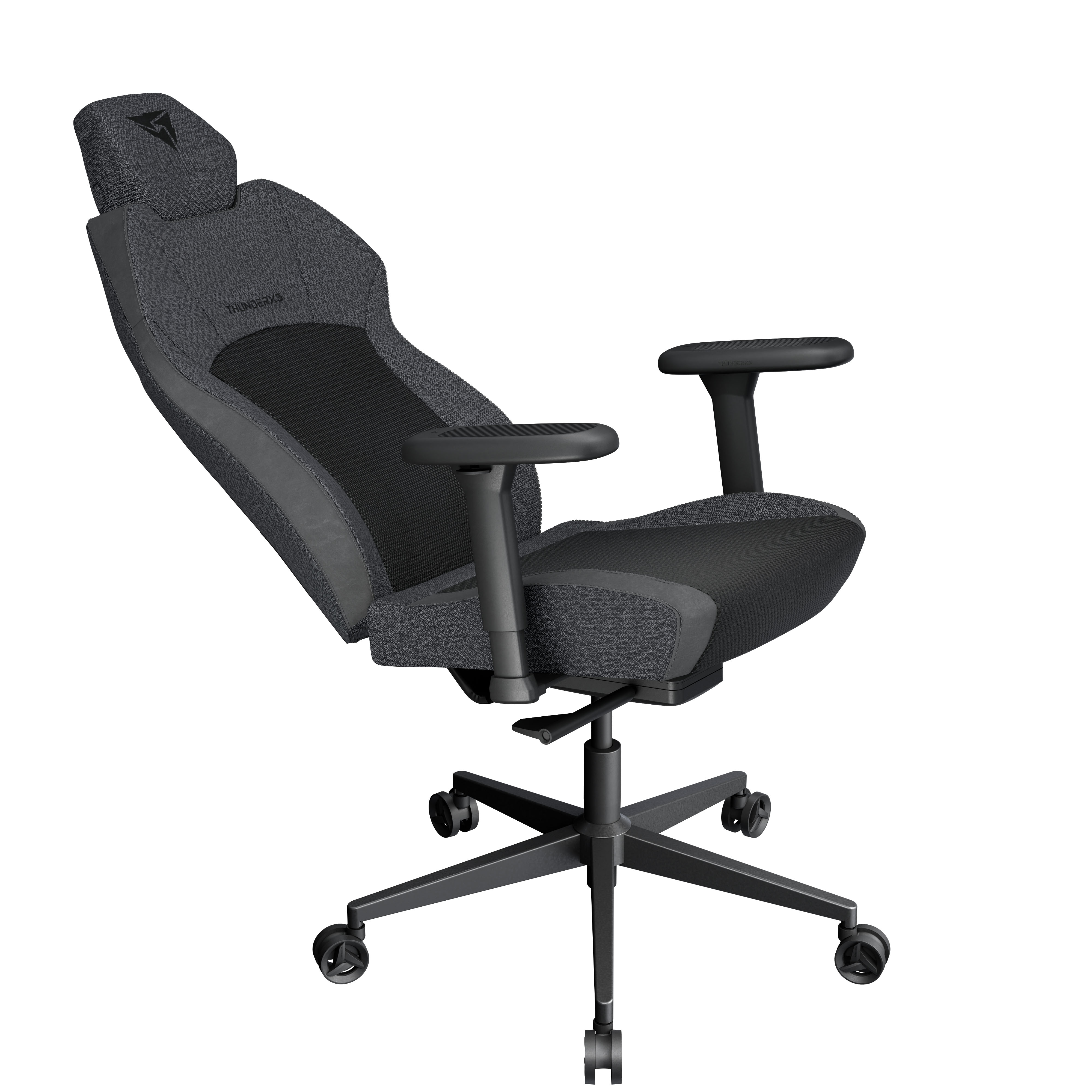 Ein grauer Gaming-Stuhl mit schwarzem Netzstoff und einem Logo auf der Kopfstütze.