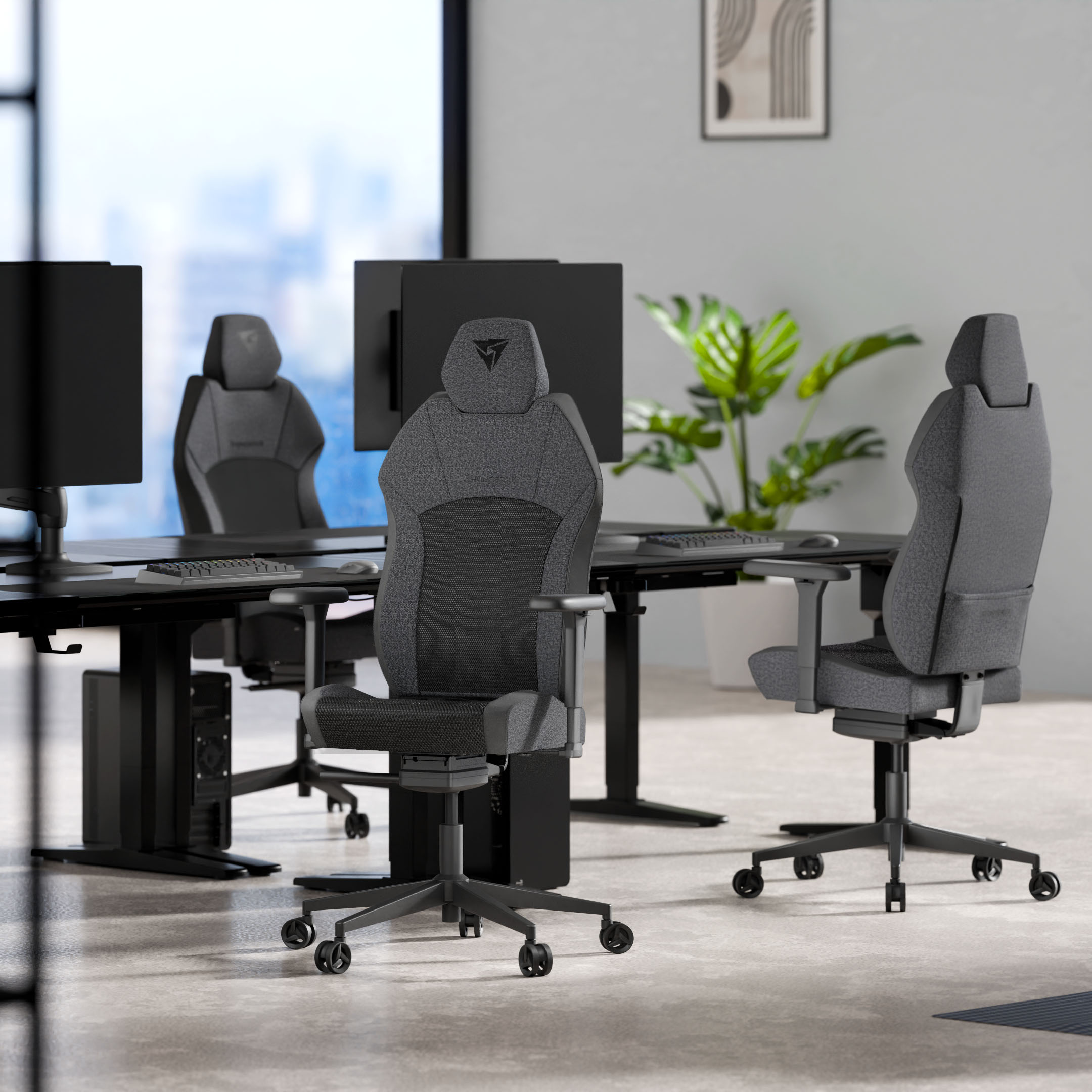 Moderne Bürostühle und Computertische in einem hellen Büro mit großem Fenster.