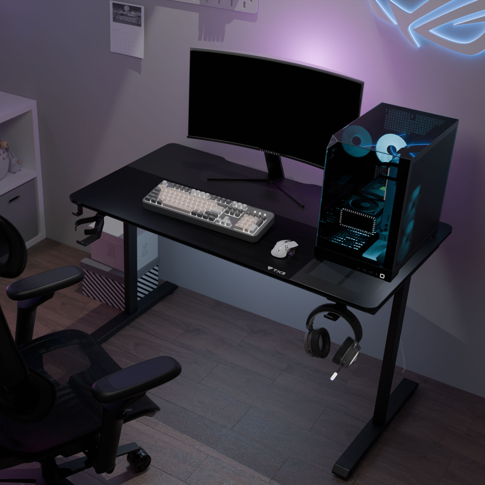 Ein Schreibtisch mit einem PC, Monitor, Tastatur, Maus und Kopfhörern.
