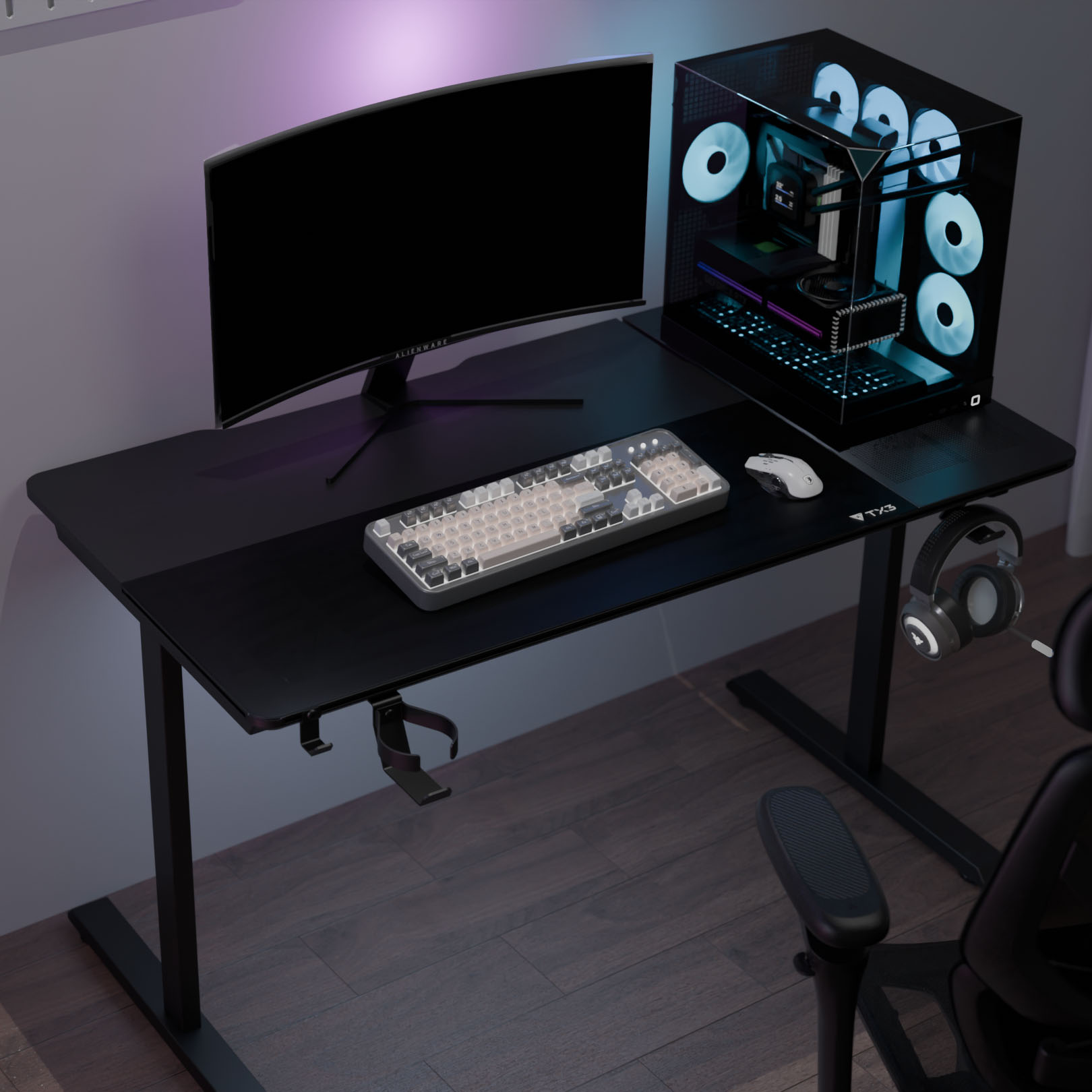 Ein Gaming-Setup mit einem gebogenen Monitor, Tastatur, Maus und PC. Kopfhörer hängen an der Seite.