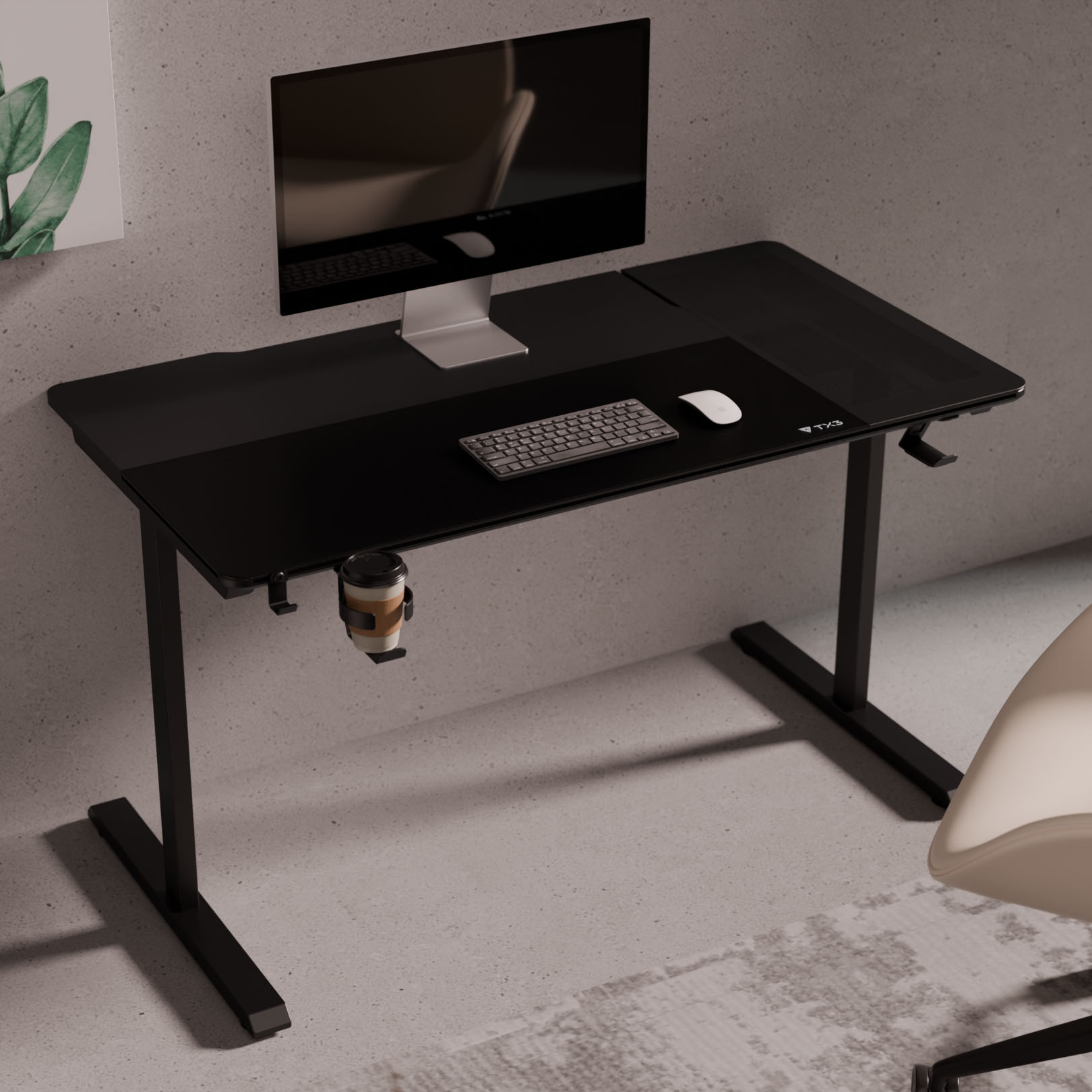 Ein schwarzer Schreibtisch mit Monitor, Tastatur und Maus. Eine Kaffeetasse hängt am Haken.