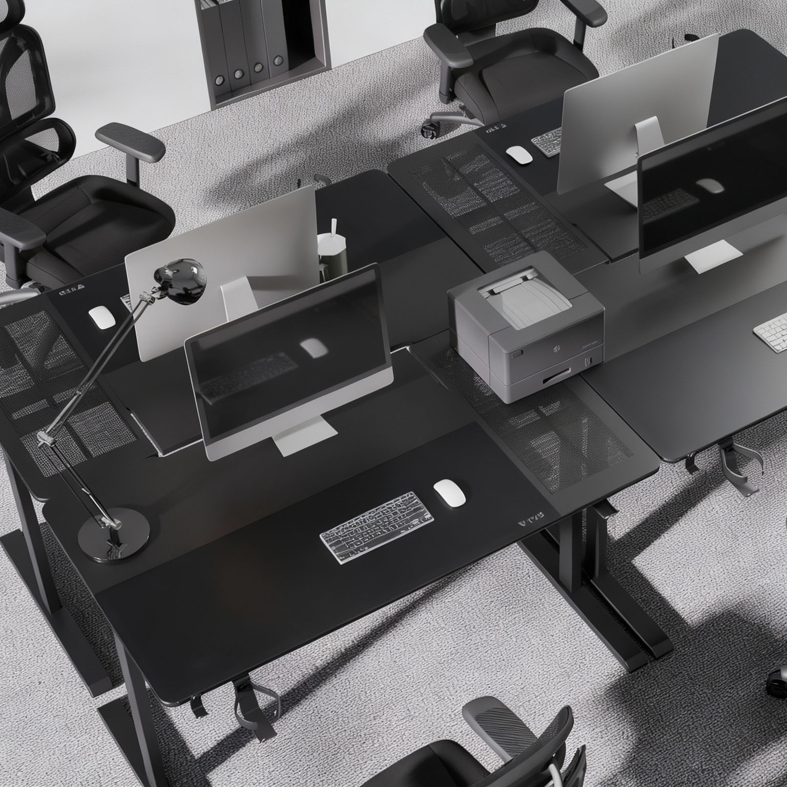Moderne Büroeinrichtung mit schwarzen Schreibtischen, Computern, Druckern und Stühlen.