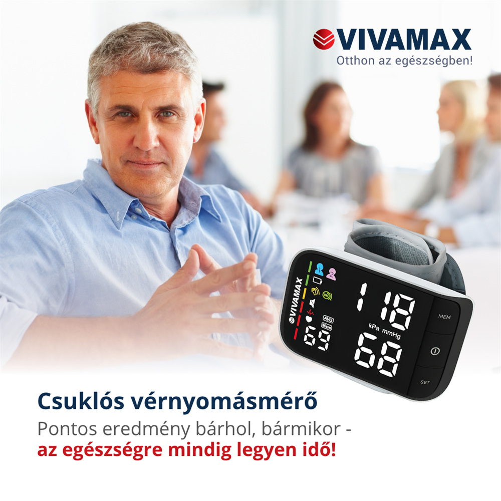 Egy férfi ül egy csoport előtt. Egy csuklós vérnyomásmérő van az előtérben.