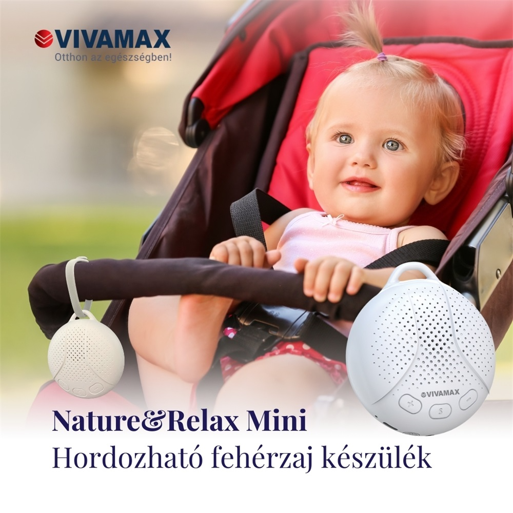 Egy baba ül babakocsiban egy fehér zajkeltő gép mellett.
