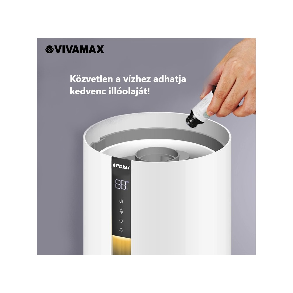 Egy kéz illóolajos üveget tesz egy fehér, digitális kijelzős párásítóba.