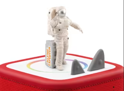 Ein Astronaut auf einem roten Podest mit Hai-Flossen und Regenbogenlicht.