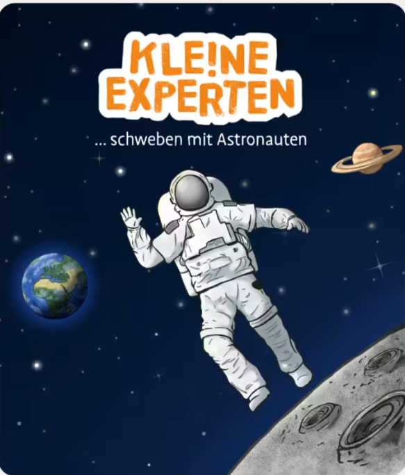 Ein Astronaut schwebt im Weltall nahe Mond und Erde, Saturn im Hintergrund.