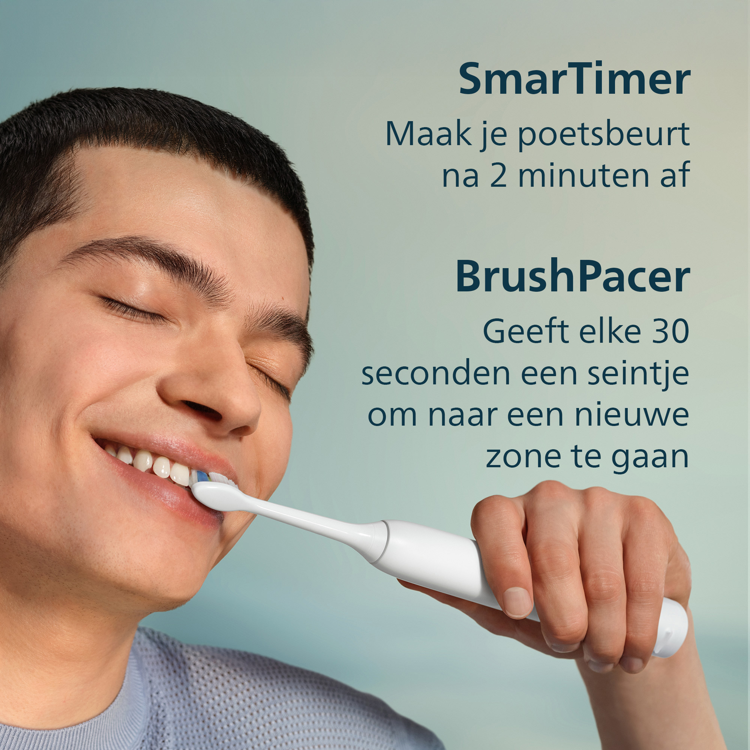Man poetst tanden met elektrische tandenborstel, met tekst.