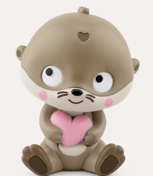 Eine braune Otterfigur mit einem Herzen sitzt.