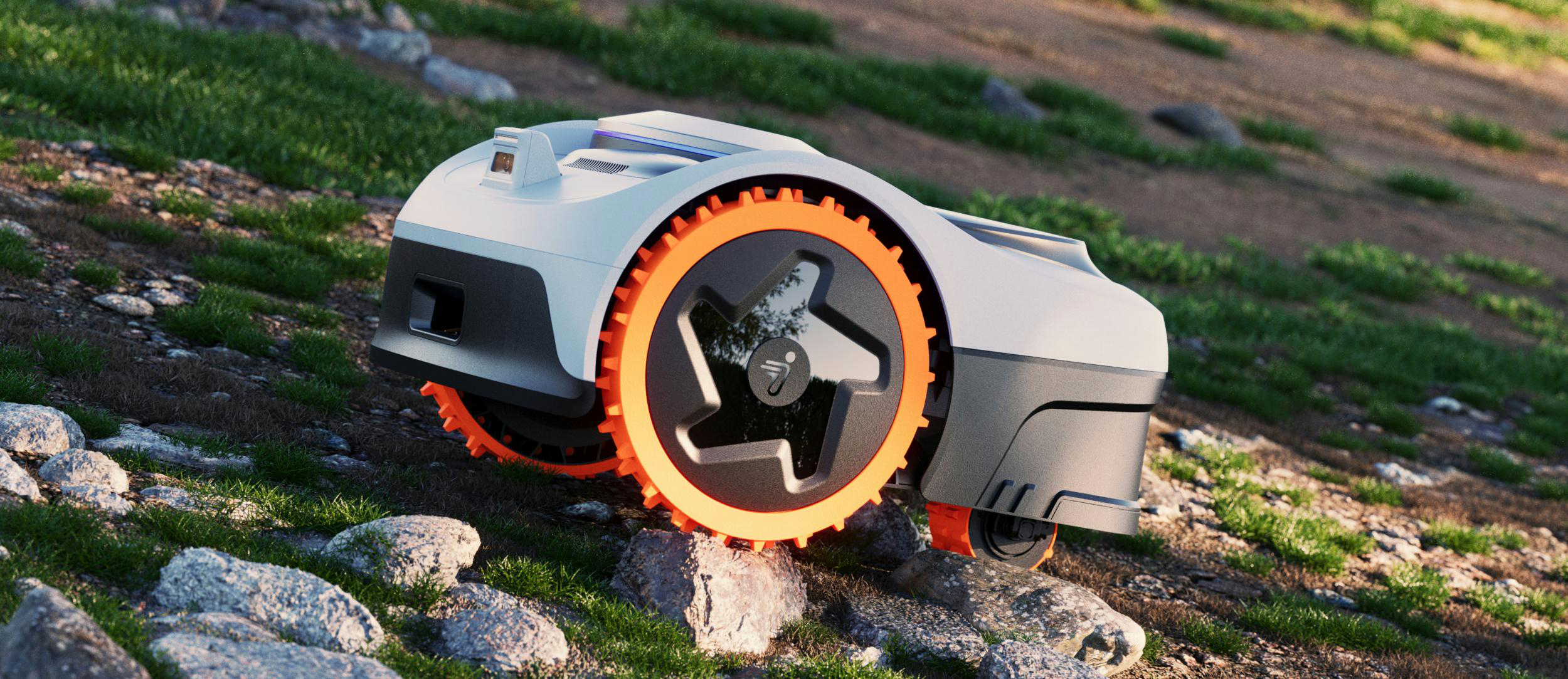 Ein weißer Mähroboter mit orangen Rädern fährt auf steinigem, grasbewachsenem Gelände.