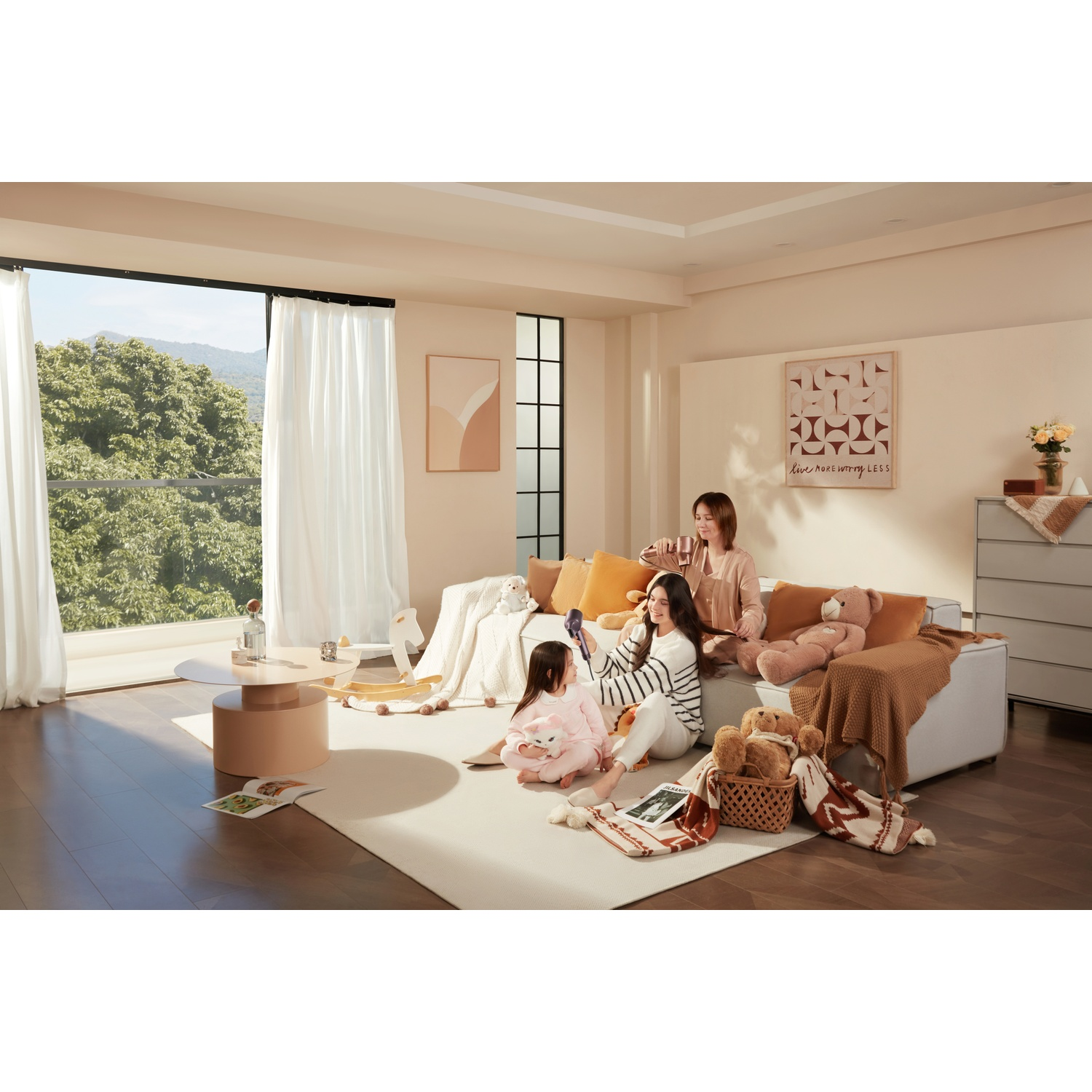 Drie vrouwen en een kind zitten op en voor een bank in een lichte woonkamer.