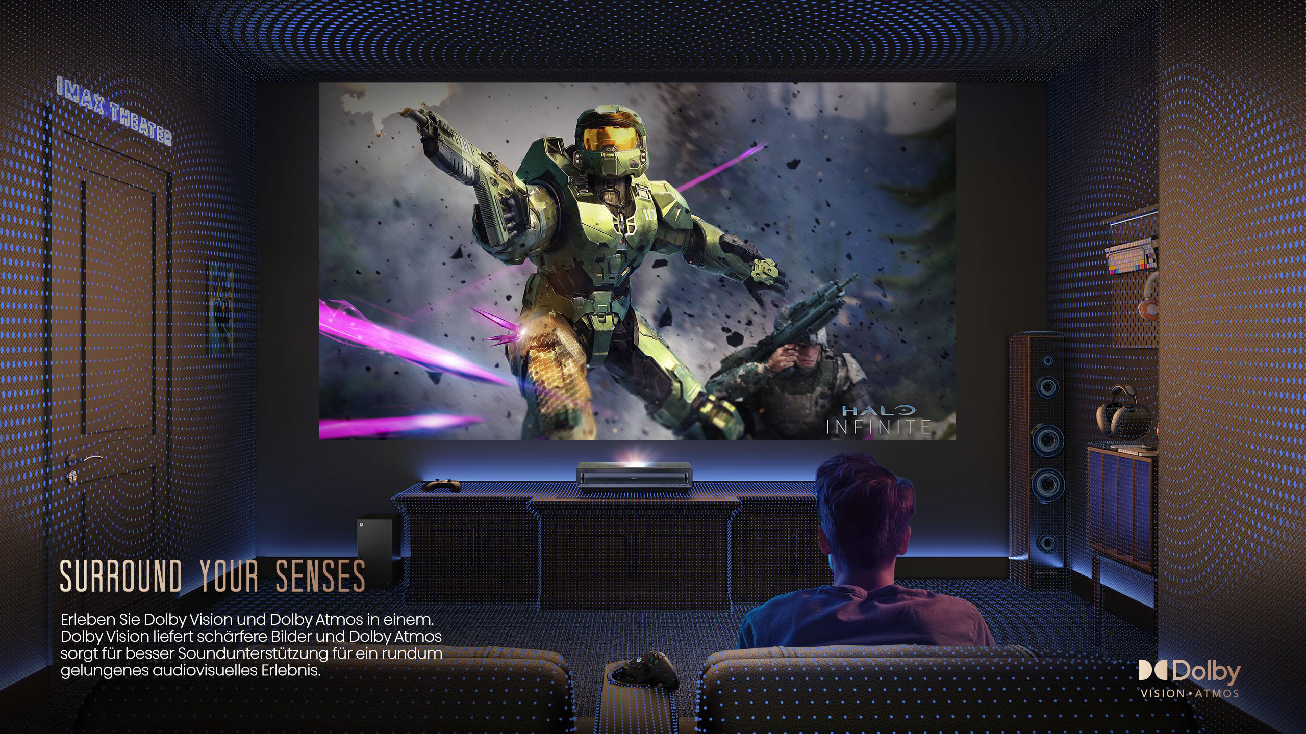 Mann schaut Halo Infinite auf einem großen Bildschirm in einem Heimkino.