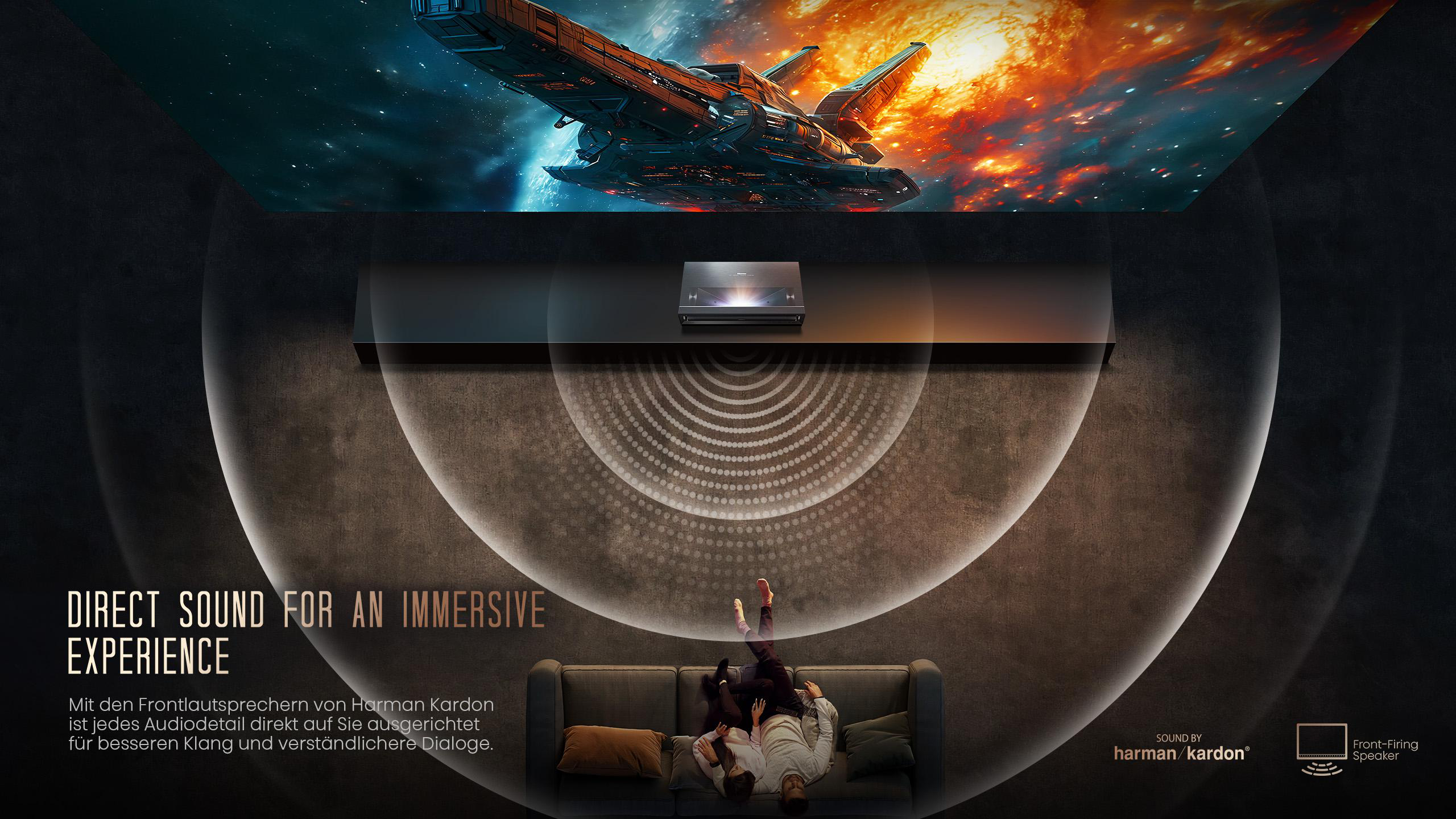 Menschen liegen auf einem Sofa und schauen einen Film über ein Raumschiff im Weltall.