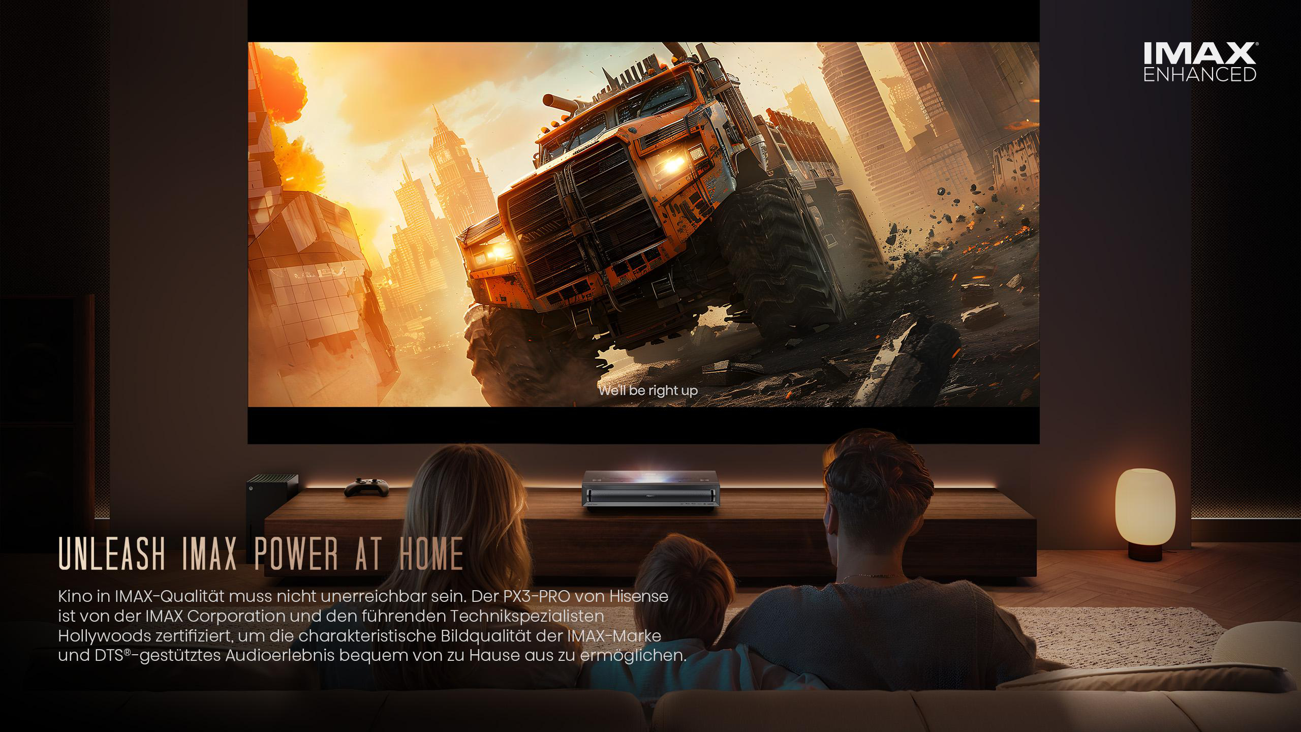 Ein orangefarbener Monster-Truck fährt durch eine zerstörte Stadt bei Sonnenuntergang.