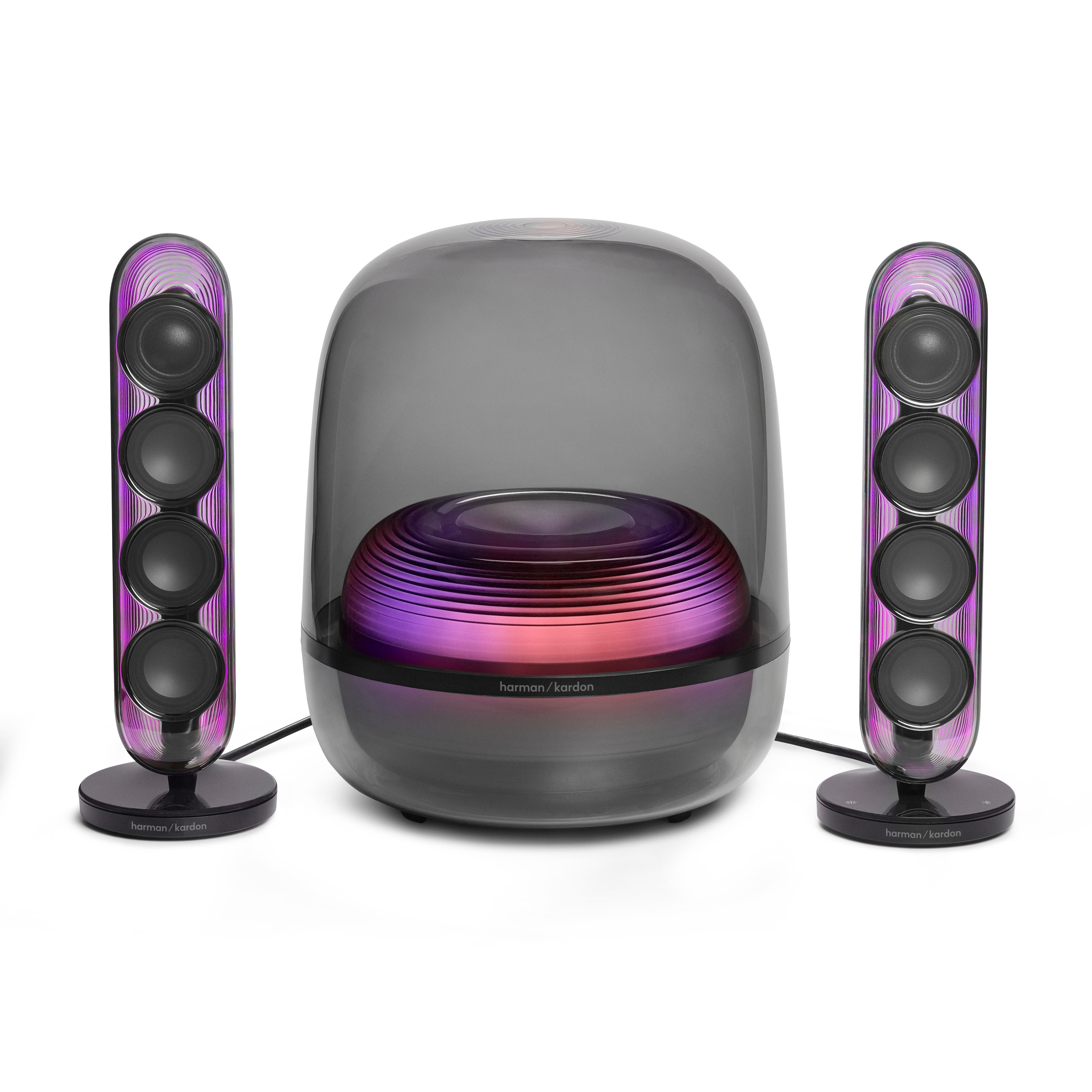 Ein Harman Kardon Soundsystem mit zwei Säulenlautsprechern und einem Subwoofer.