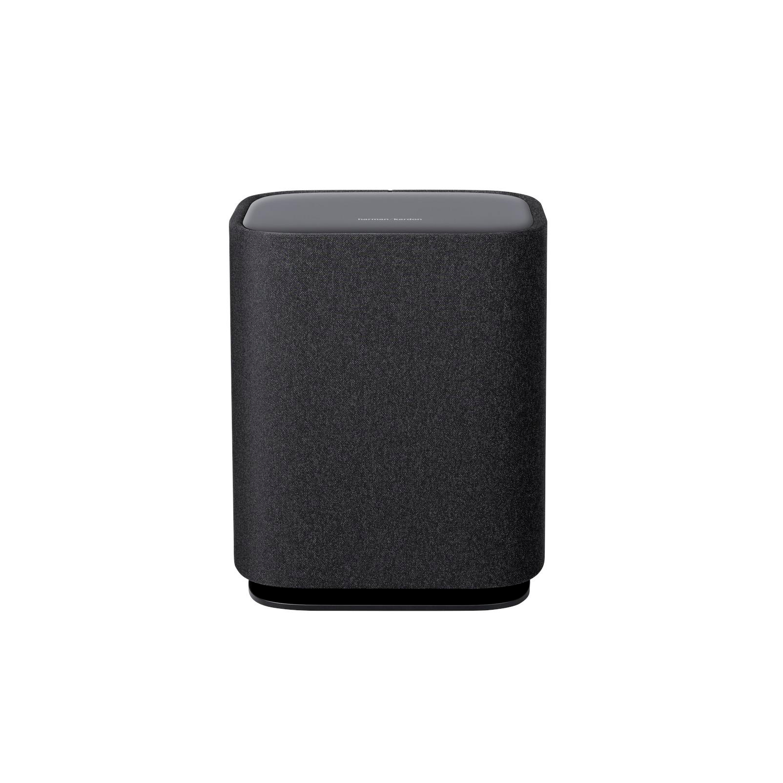 Ein schwarzer Harman Kardon Lautsprecher mit Stoffbezug steht auf einem weißen Hintergrund.
