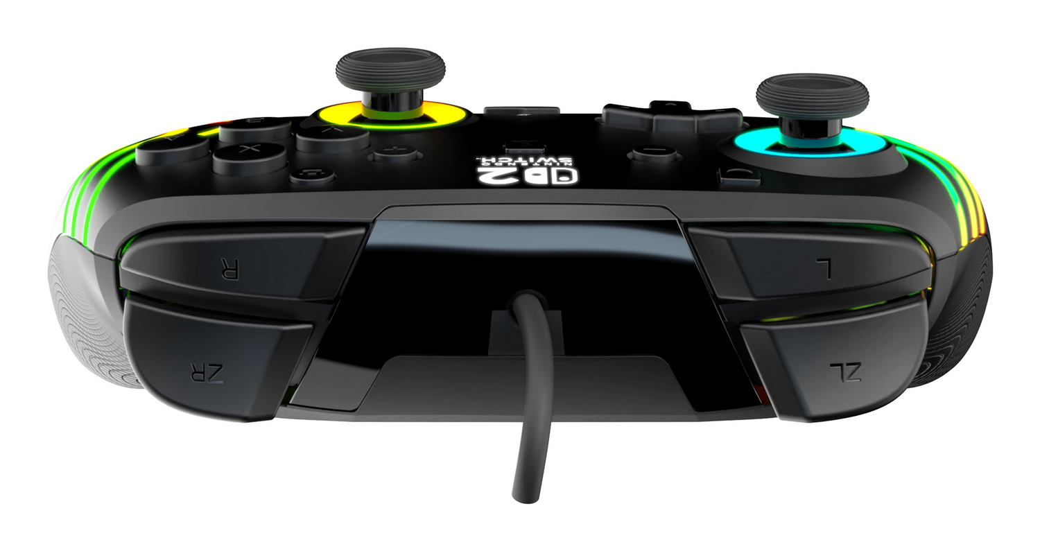Mando de juegos negro con luces de colores y joysticks.