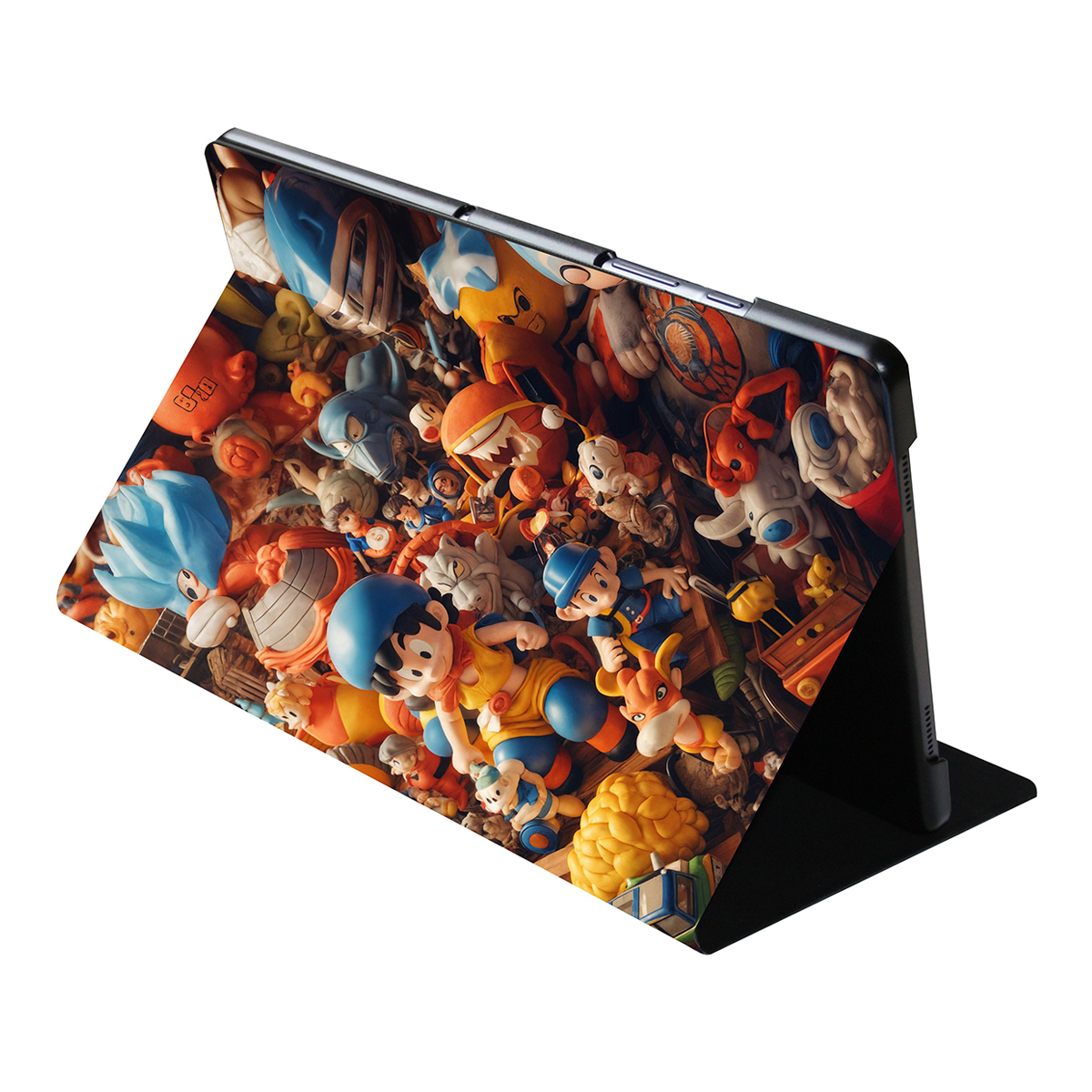 Una tableta con una pegatina de muchas figuras de anime coloridas.