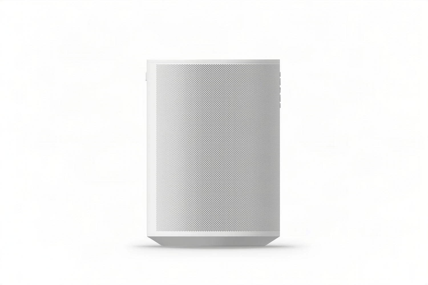 Un altavoz blanco rectangular con rejilla frontal perforada, aislado en blanco.