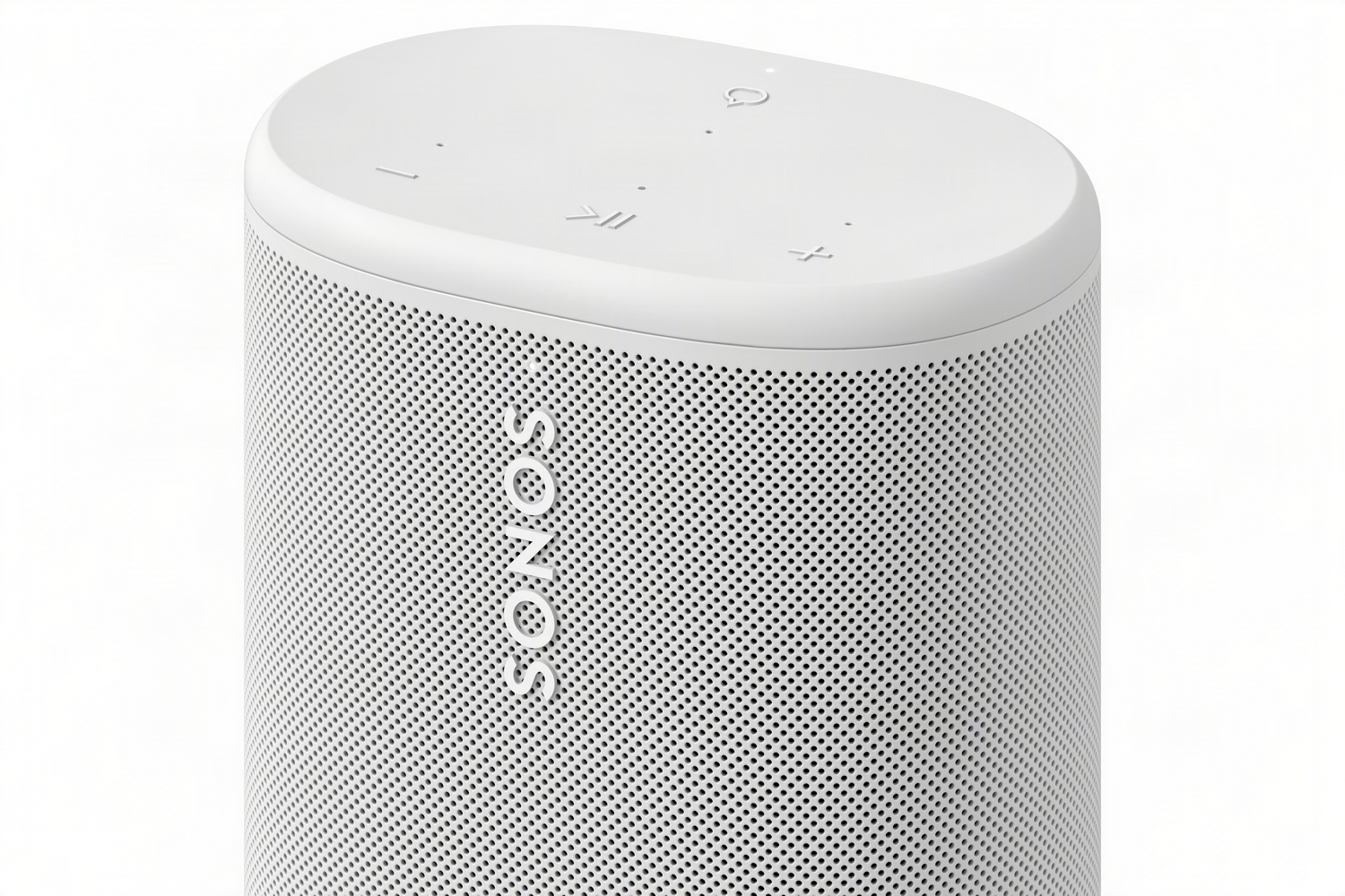 Un altavoz Sonos blanco con superficie perforada y controles táctiles en la parte superior.